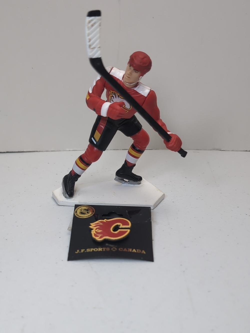 Calgary Flames NHL Theoren Fleury Hockey Player Figurine and Pin ( NEW )